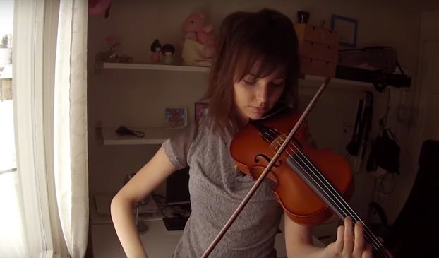 chica tocando el violin