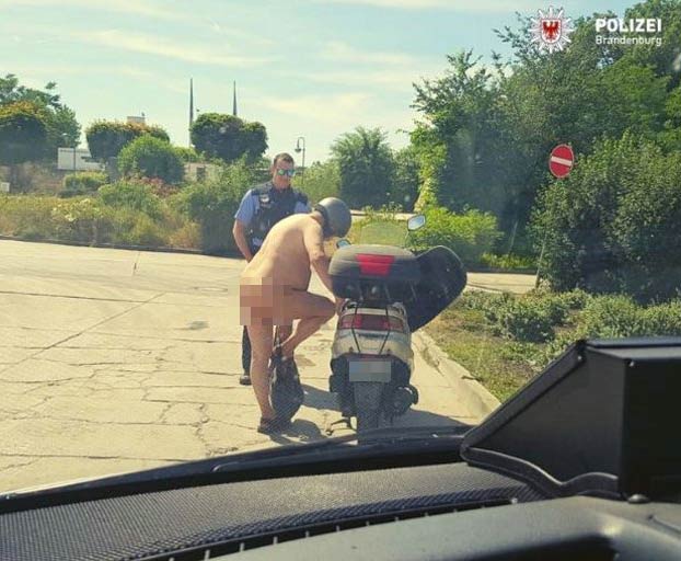 La policía pilla a un hombre conduciendo su moto totalmente desnudo: ''Hace mucho calor, ¿qué pasa?''