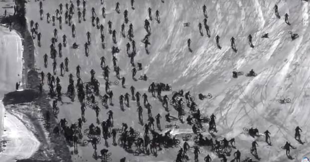 Accidente multitudinario en el Mountain of Hell 2019: 1.000 bikers descendiendo por la nieve a toda velocidad