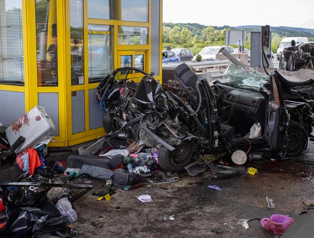 El conductor de un BMW se estrella a toda velocidad contra otro coche en un peaje en Croacia