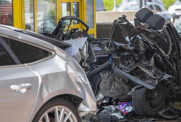 El conductor de un BMW se estrella a toda velocidad contra otro coche en un peaje en Croacia