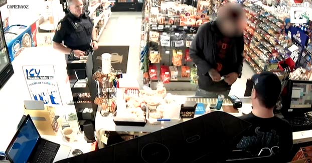El arresto más rápido: Intenta pagar con una tarjeta de crédito robada en una tienda y un policía está justo detrás