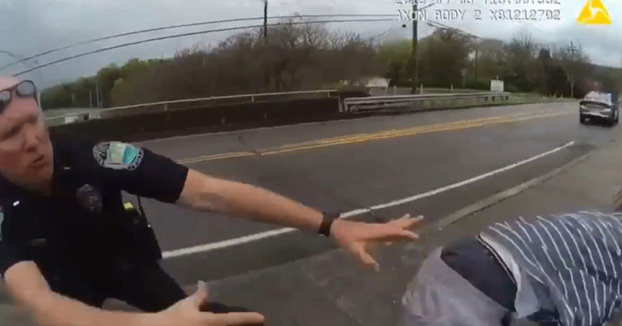 Dos policías agarran en el último segundo a un hombre que pretendía lanzarse por un puente